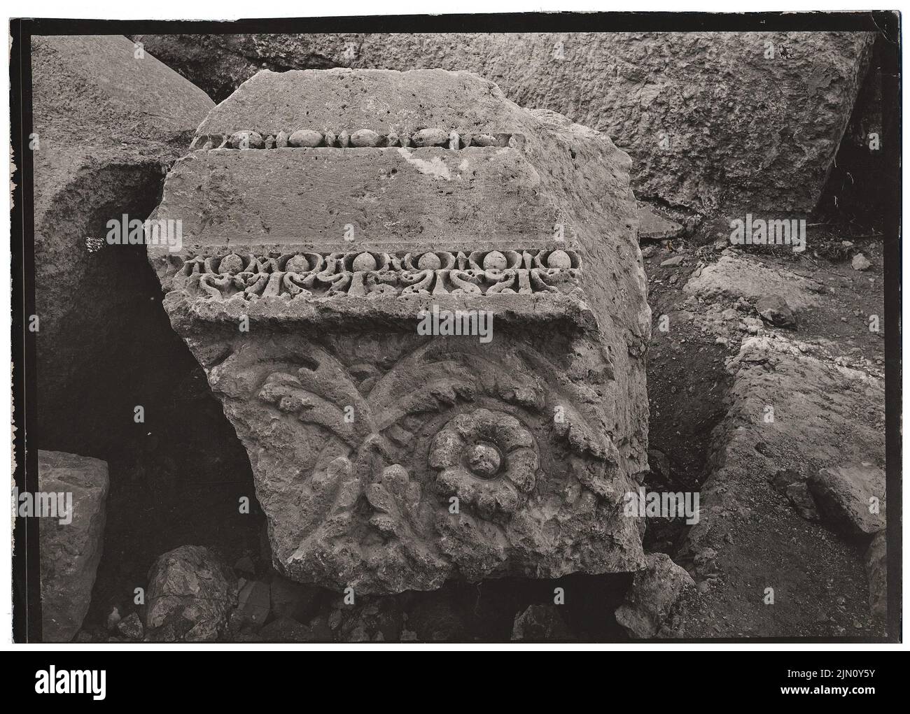 Fotografo sconosciuto, frammenti di fascio in Baalbek (senza dat.): Vista. Foto, 13,2 x 18,4 cm (inclusi i bordi di scansione) senza bordi. Fotografa : Gebälkfragmente in Baalbek (ohne DAT.) Foto Stock