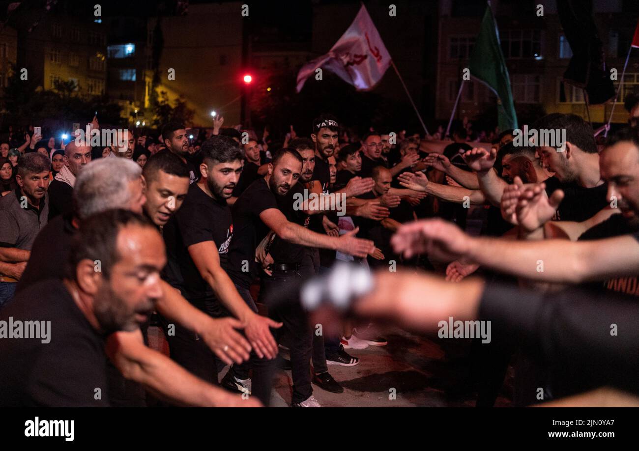 I musulmani sciiti si radunano davanti ad Ashura, il giorno più sacro del calendario musulmano sciita, a Istanbul, Turchia, il 7 agosto 2022. REUTERS/Umit Bektas Foto Stock