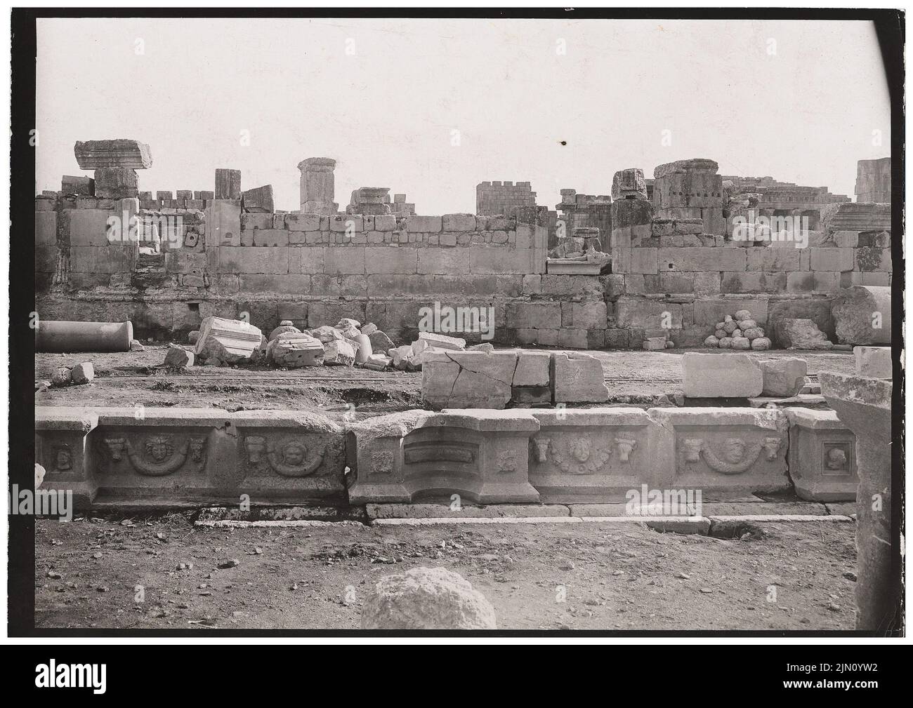 Fotografo sconosciuto, Nordbassin a Baalbek (senza data): Lato nord. Foto, 13 x 18,4 cm (inclusi i bordi di scansione) senza bordi. Fotografa : Nordbassin a Baalbek (ohne DAT.) Foto Stock