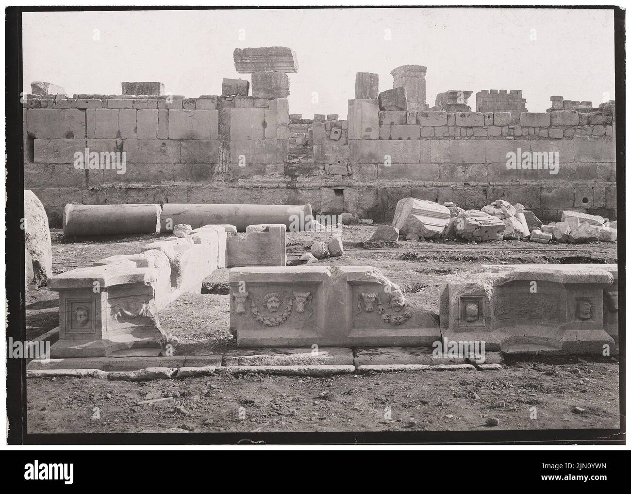 Fotografo sconosciuto, Nordbassin a Baalbek (senza data): Lato nord. Foto, 13,1 x 18,4 cm (inclusi i bordi di scansione) senza bordi. Fotografa : Nordbassin a Baalbek (ohne DAT.) Foto Stock