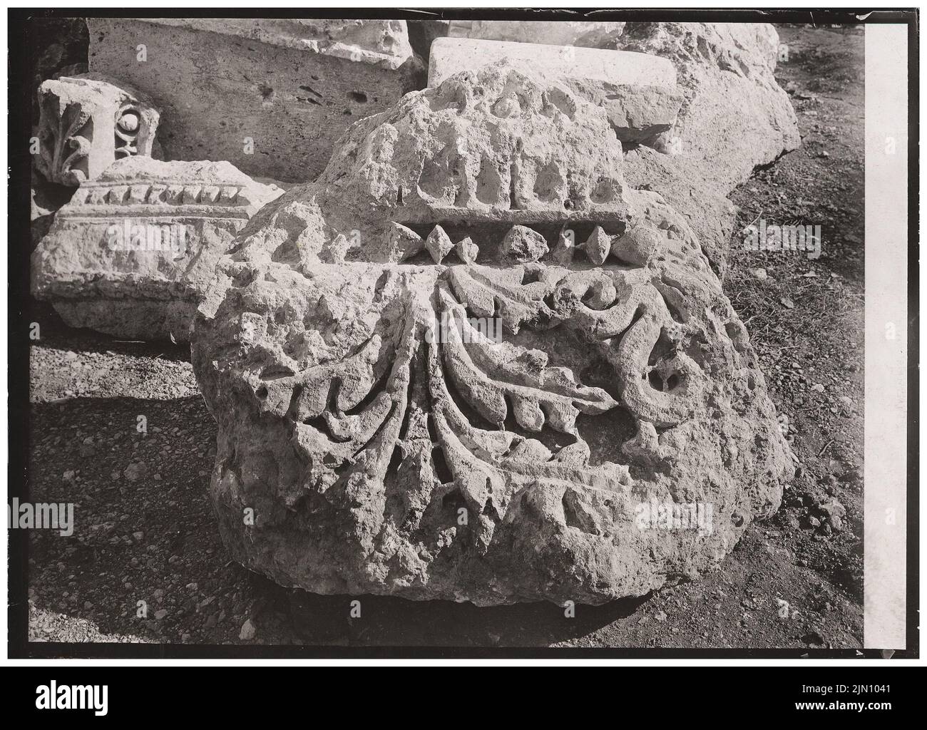 Fotografo sconosciuto, frammento di fascio in Baalbek (senza dat.): Vista. Foto, 13,1 x 18,2 cm (inclusi i bordi di scansione) senza bordi. Fotografa : Gebälkfragment in Baalbek (ohne DAT.) Foto Stock