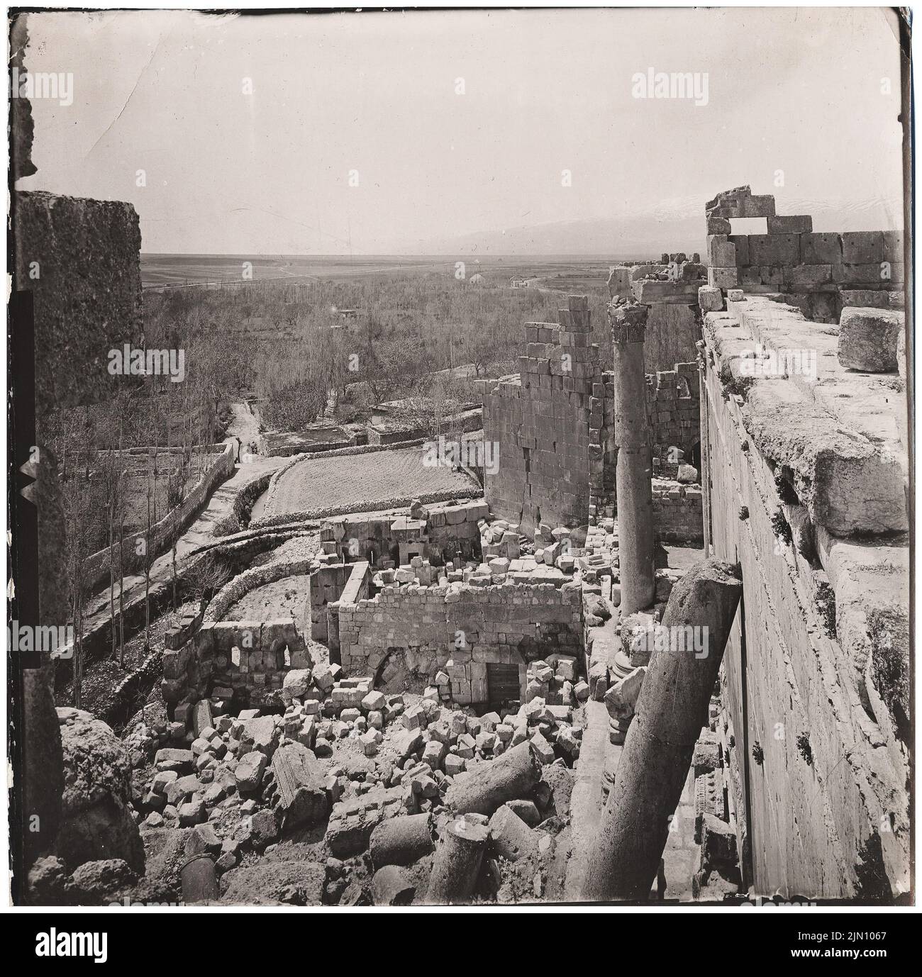 Fotografo sconosciuto, tempio di bacco a Baalbek (senza dat.): Vista dal tetto del tempio. Foto, 20 x 20,2 cm (inclusi i bordi di scansione) senza bordi. Fotografa : Bacchustempel in Baalbek (ohne DAT.) Foto Stock
