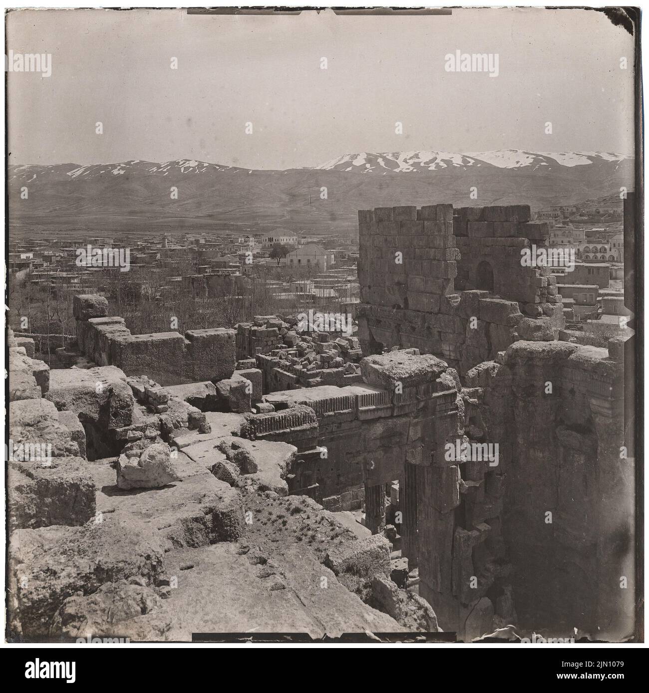Fotografo sconosciuto, tempio di bacco a Baalbek (senza dat.): Vista dal tetto del tempio. Foto, 20,1 x 20,2 cm (inclusi i bordi di scansione) senza bordi. Fotografa : Bacchustempel in Baalbek (ohne DAT.) Foto Stock