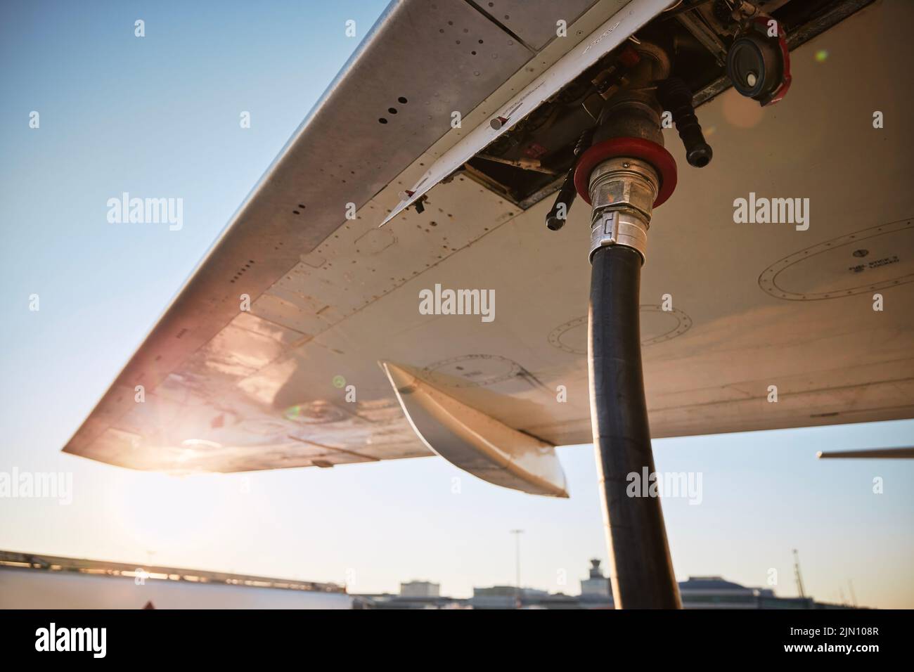 Rifornimento di aeroplano all'aeroporto. Servizio di terra prima del volo. Foto Stock