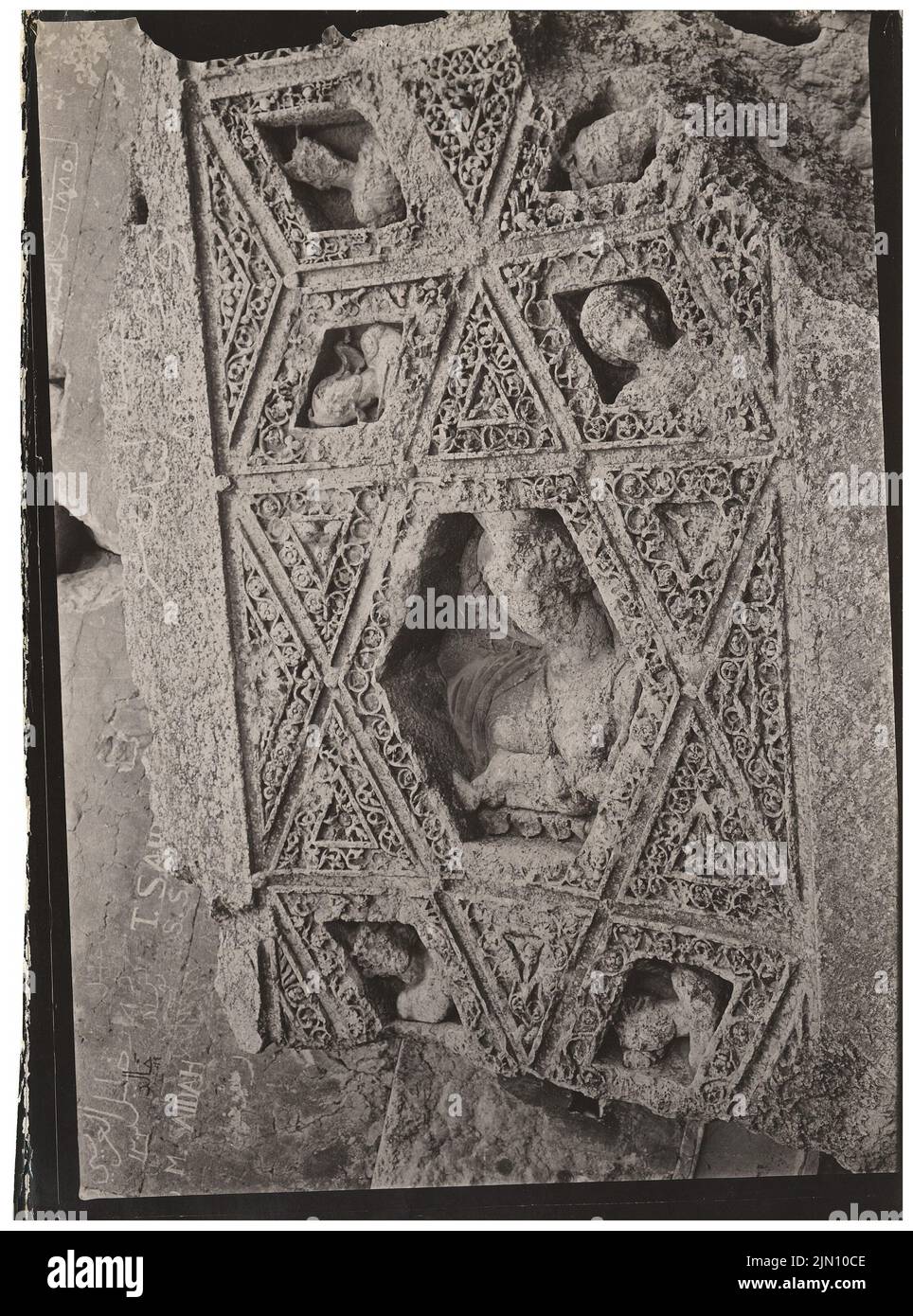 Fotografo sconosciuto, frammenti del soffitto del peristile a Baalbek (senza dat.): Dettaglio. Foto, 18,1 x 13,4 cm (inclusi i bordi di scansione) senza bordi. Fotografie : Fragmente der Decke des Peristyls in Baalbek (ohne DAT.) Foto Stock
