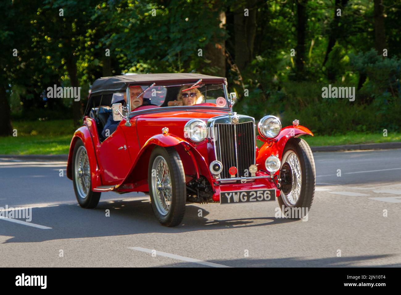 1949, 40s, forties rosso MG 1250cc benzina Cabrio, le automobili da collezione sono in viaggio per esporre al Lytham Hall Summer Classic Car & Motorcycle Show 13th, un classico Vintage trasporto da collezione Festival. Foto Stock