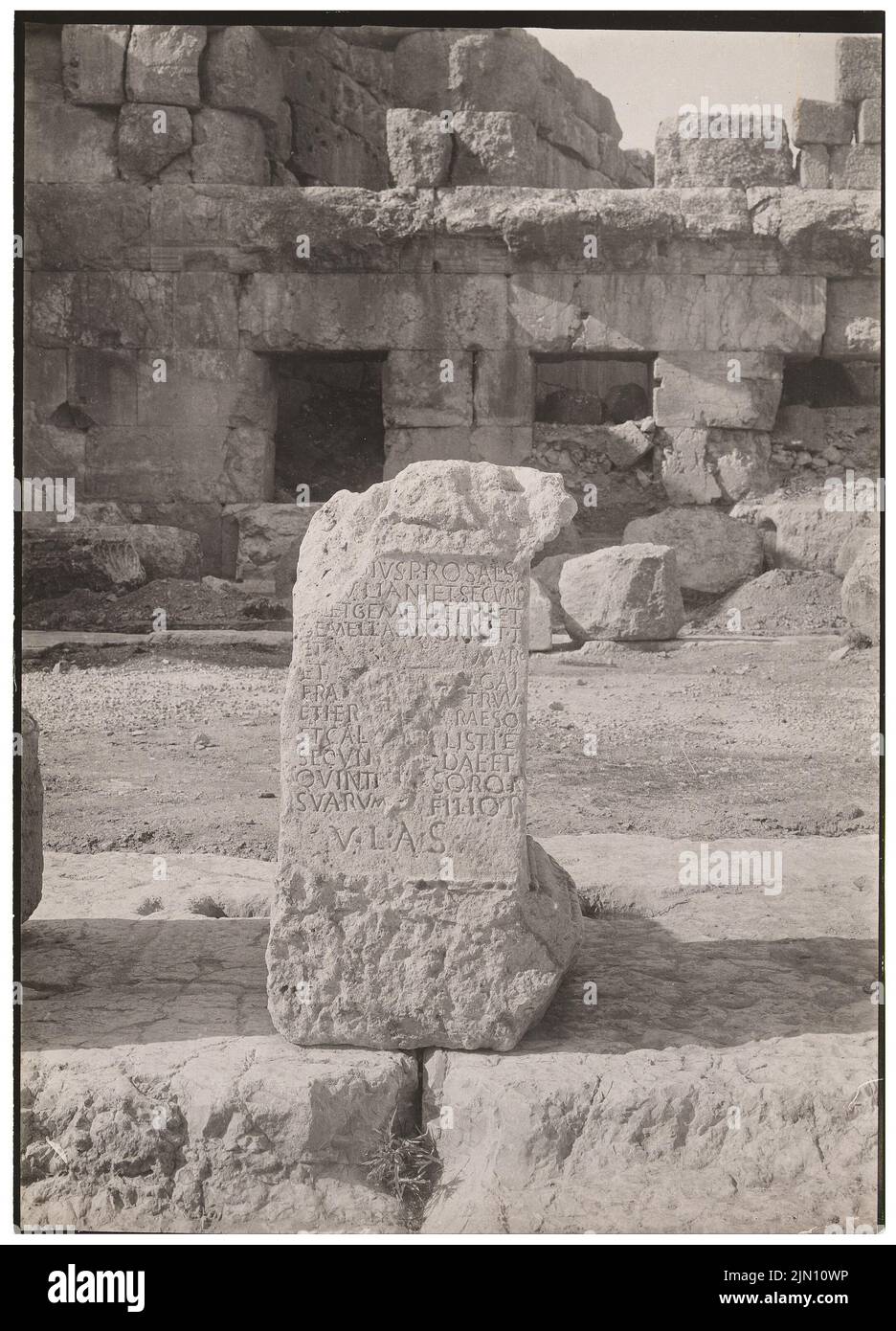 Fotografo sconosciuto, frammento di pietra con iscrizione a Baalbek (senza dat.): Vista. Foto, 17,7 x 12,8 cm (inclusi i bordi di scansione) senza bordi. Fotografie : Steinfragment mit Inschrift in Baalbek (ohne DAT.) Foto Stock