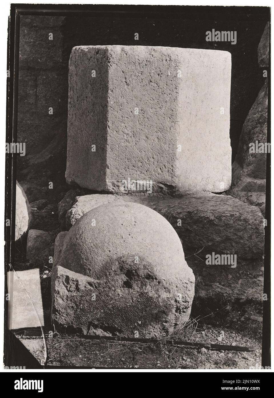 Fotografo sconosciuto, frammenti di pietra a Baalbek (senza dat.): Vista. Foto, 18,2 x 13,4 cm (inclusi i bordi di scansione) senza bordi. Fotografie : Steinfragmente in Baalbek (ohne DAT.) Foto Stock