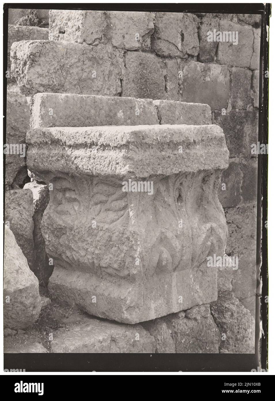 Fotografo sconosciuto, frammento di pietra in Baalbek (senza dat.): Vista. Foto, 18,2 x 13,4 cm (inclusi i bordi di scansione) senza bordi. Fotografa : Steinfragment in Baalbek (ohne DAT.) Foto Stock