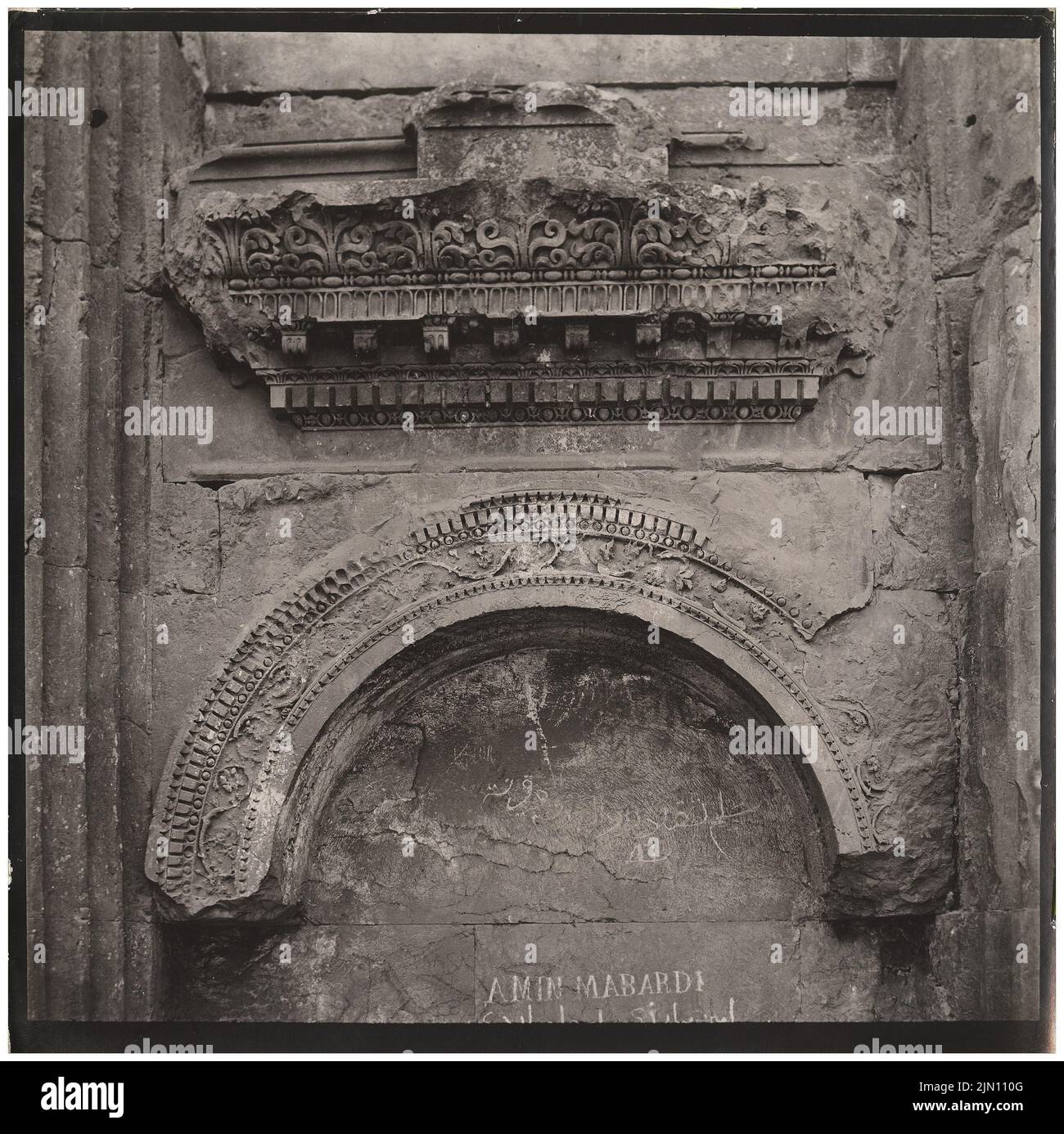 Fotografo sconosciuto, tempio di bacco a Baalbek (senza data): Interno, arco rotondo, sopra timpano. Foto, 20 x 20 cm (inclusi i bordi di scansione) senza bordi. Fotografa : Bacchustempel in Baalbek (ohne DAT.) Foto Stock