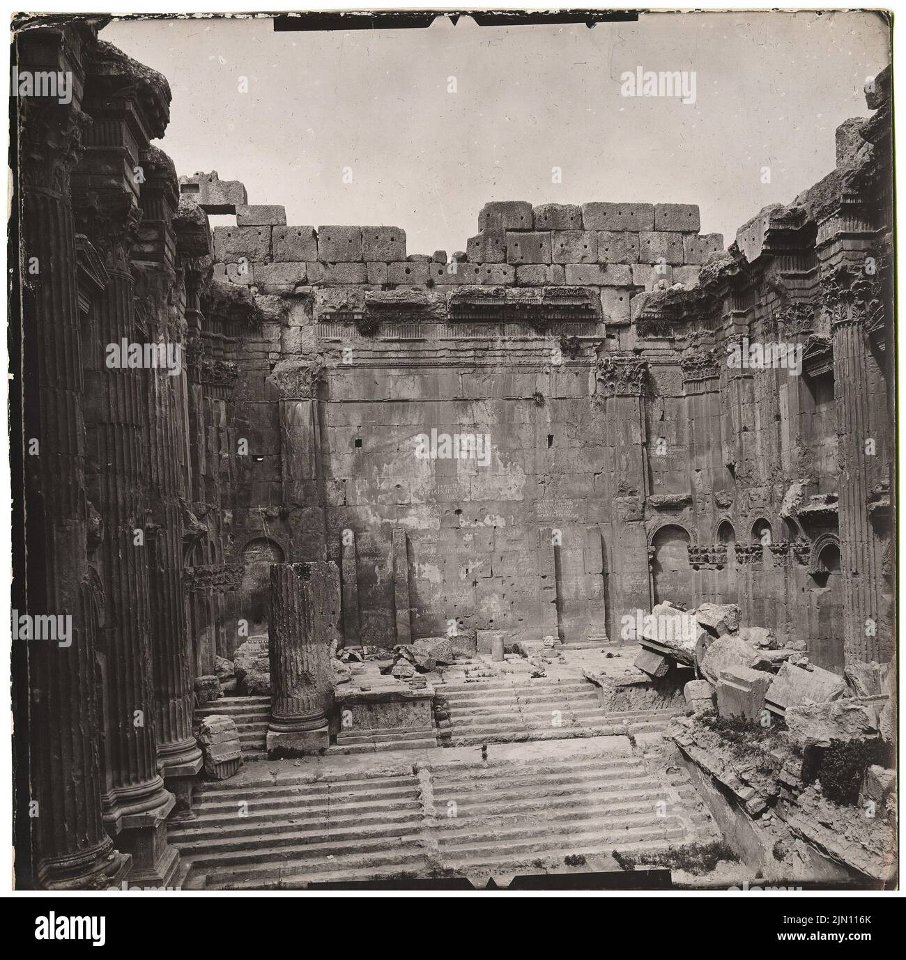 Fotografo sconosciuto, tempio di bacco a Baalbek (senza data): Interno. Foto, 20,2 x 20,4 cm (inclusi i bordi di scansione) senza bordi. Fotografa : Bacchustempel in Baalbek (ohne DAT.) Foto Stock