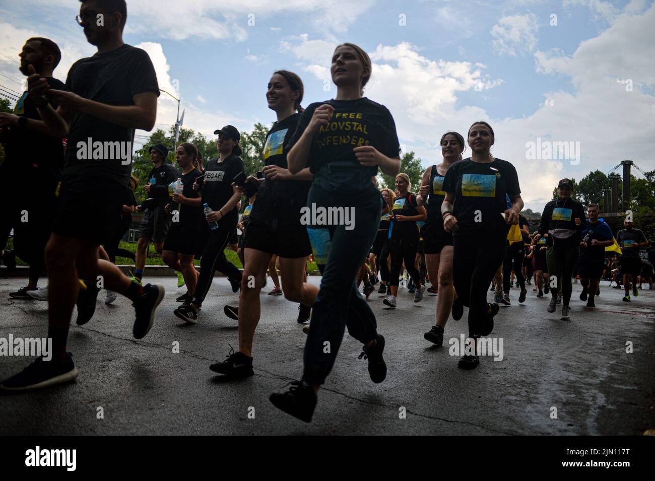 Non esclusiva: KIEV, UCRAINA - 05 AGOSTO 2022 - i partecipanti corrono durante la gara 'i Run for Azovstal' per commemorare i POW ucraini uccisi in Foto Stock
