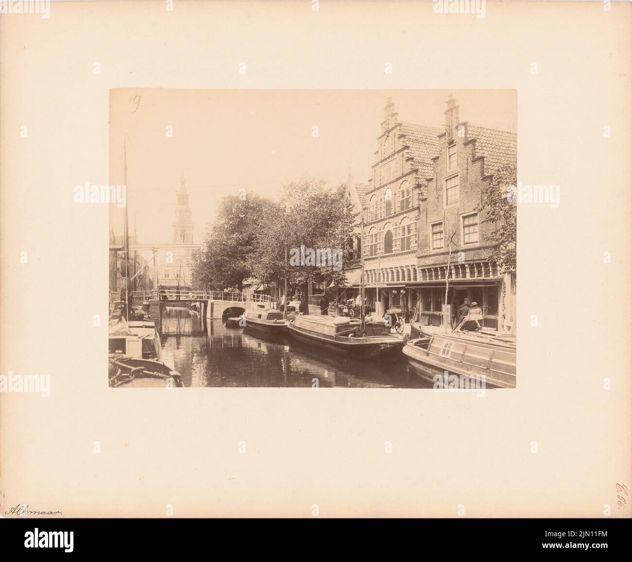 Fotografo sconosciuto, Luttik Oudorp ad Alkmaar (senza dat.): Giebelfronten di una fila di case. Foto su cartone, 28,7 x 35 cm (compresi i bordi di scansione) N. : Luttik Oudorp, Alkmaar Foto Stock