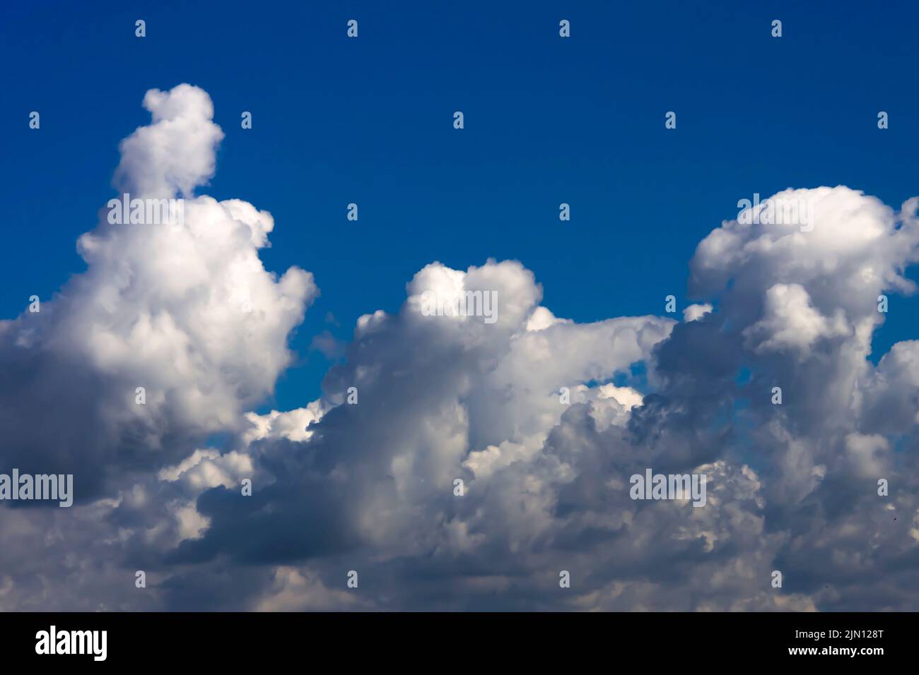 Cielo blu con nuvole Foto Stock