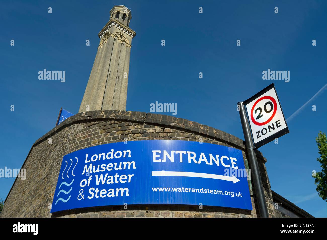 esterno con cartello d'ingresso al museo dell'acqua e del vapore di londra, brentford, inghilterra, con la torre ad alta pressione di 60 metri sullo sfondo Foto Stock