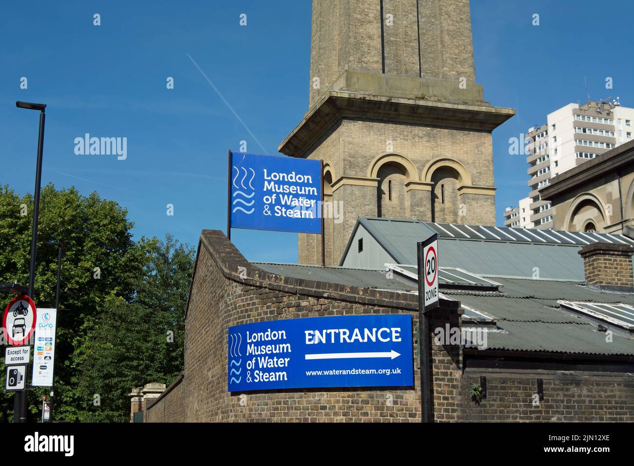 esterno con le indicazioni d'ingresso del museo londinese dell'acqua e del vapore, a brentford, londra, inghilterra Foto Stock