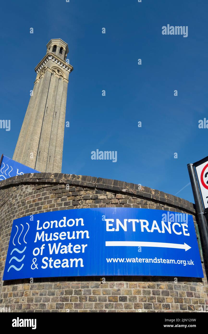 esterno con cartello d'ingresso al museo dell'acqua e del vapore di londra, brentford, inghilterra, con la torre ad alta pressione di 60 metri sullo sfondo Foto Stock