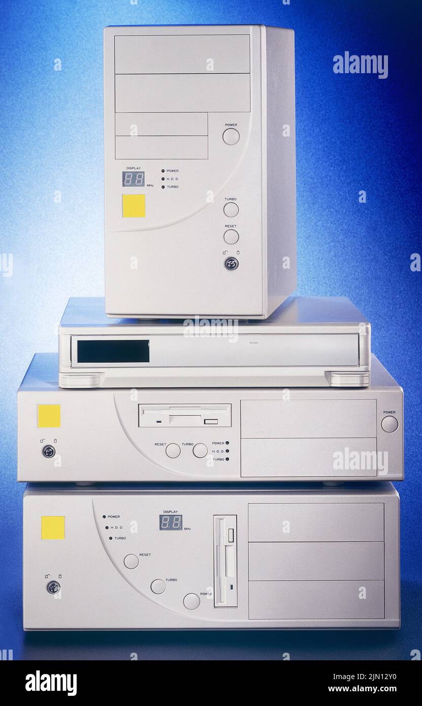 Bruxelles, Belgio - 02 agosto 2022: Set di cinque N90 obsoleti PC torri su sfondo blu gradiente Foto Stock