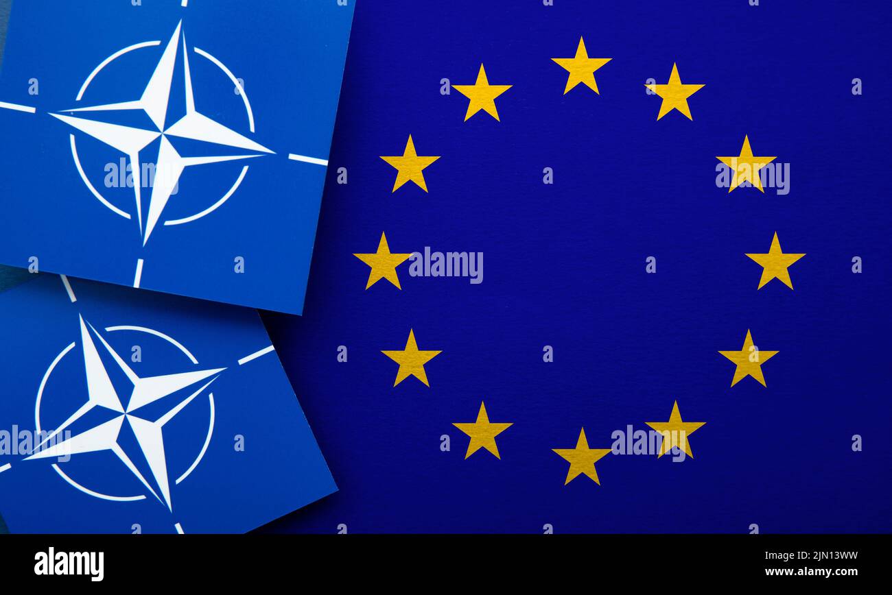 LONDRA, Regno Unito - Agosto 2022: Logo dell'alleanza militare della NATO del Trattato dell'Atlantico del Nord su una bandiera dell'Unione europea Foto Stock