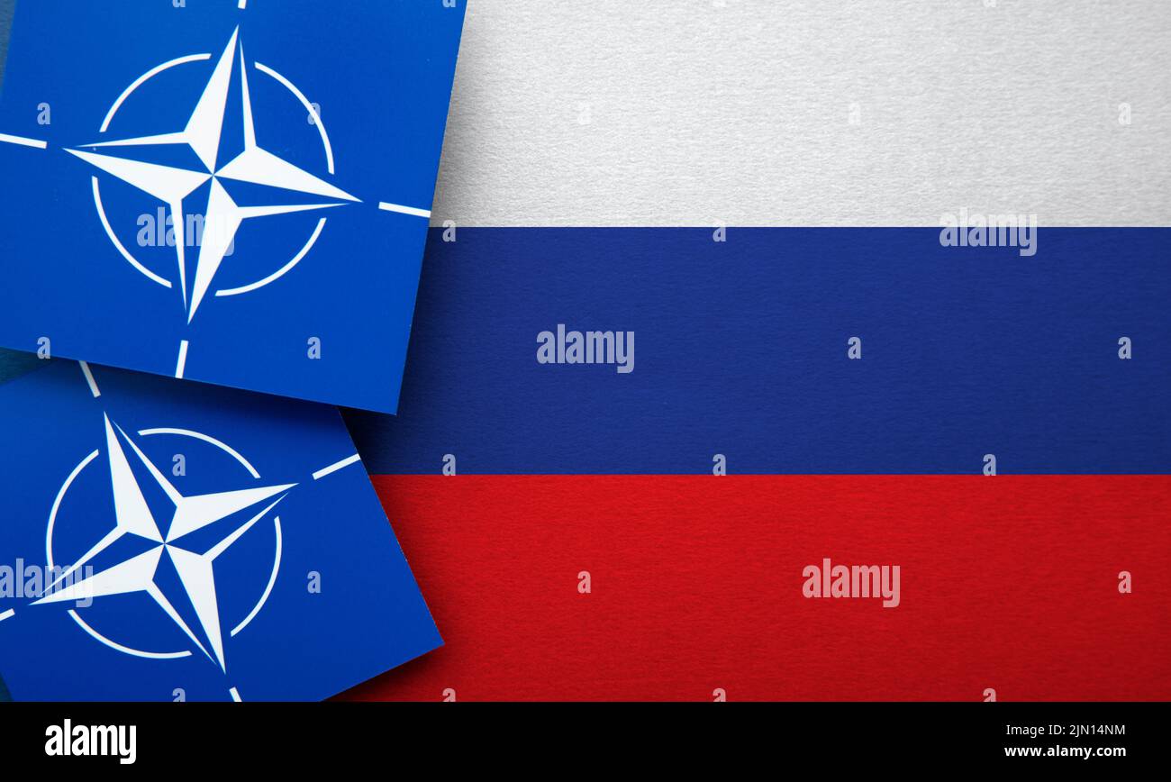 LONDRA, UK - Agosto 2022: Logo dell'alleanza militare della NATO del Trattato Atlantico del Nord su una bandiera russa Foto Stock