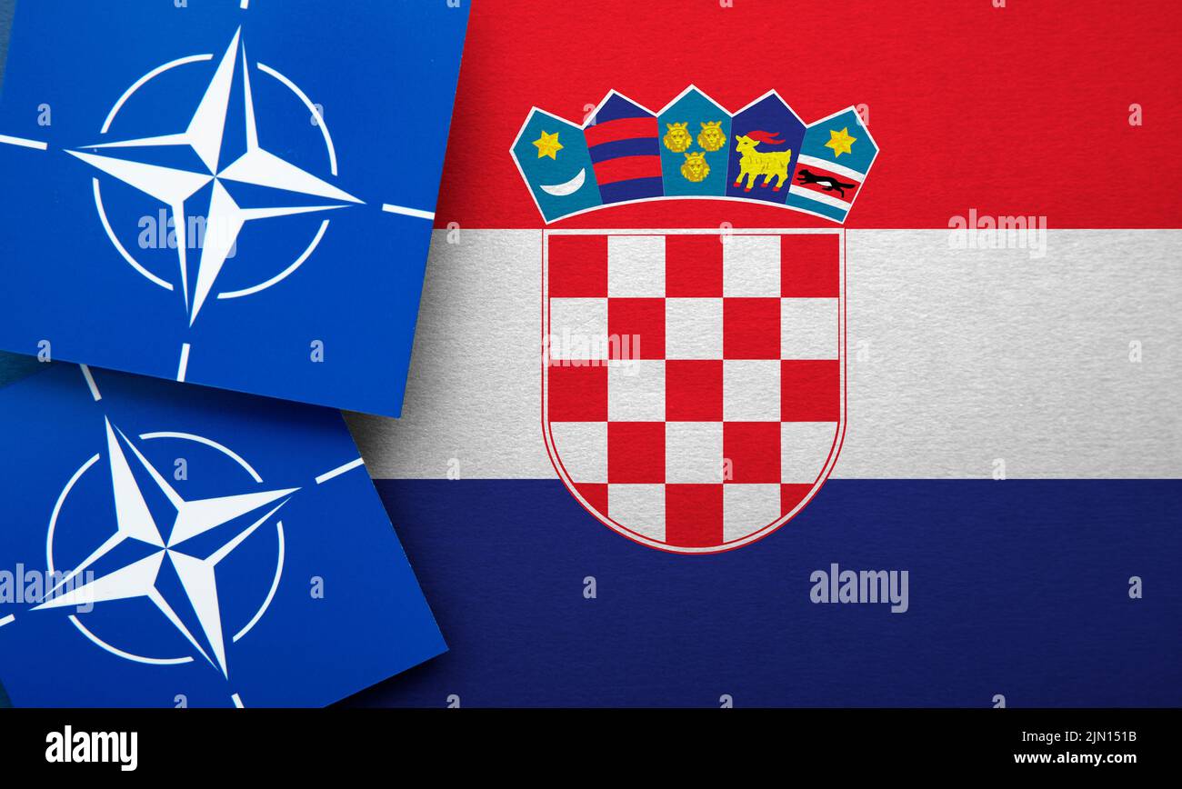 LONDRA, UK - Agosto 2022: Logo dell'alleanza militare della NATO del Trattato Atlantico del Nord su una bandiera della Croazia Foto Stock