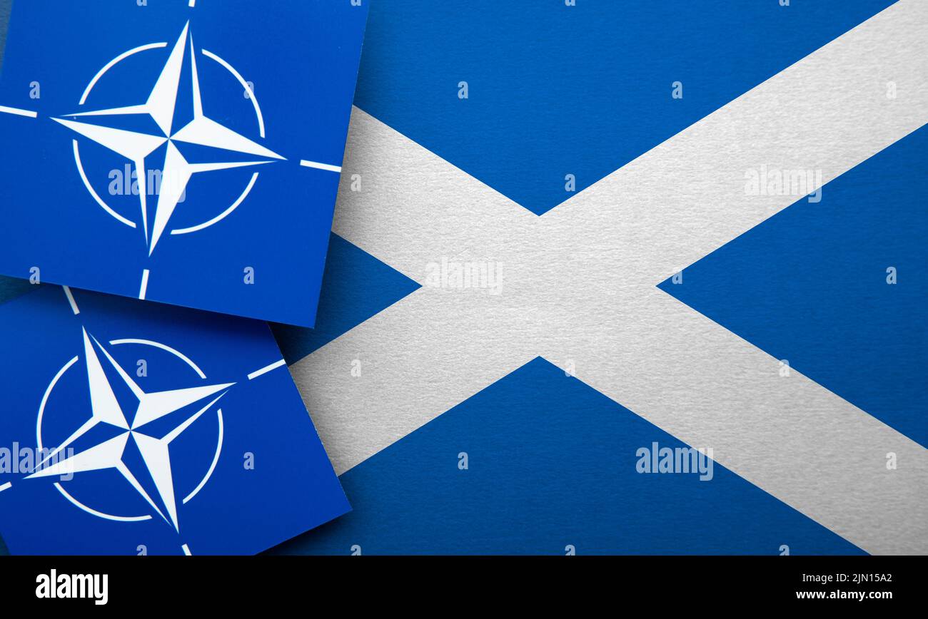 LONDRA, UK - Agosto 2022: Logo dell'alleanza militare della NATO del Trattato Atlantico del Nord su una bandiera scozzese Foto Stock
