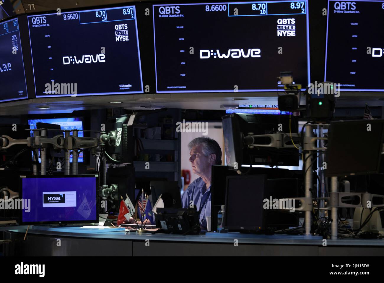 Un commerciante lavora al trading floor presso la New York Stock Exchange (NYSE) a Manhattan, New York City, Stati Uniti, 8 agosto 2022. REUTERS/Andrew Kelly Foto Stock
