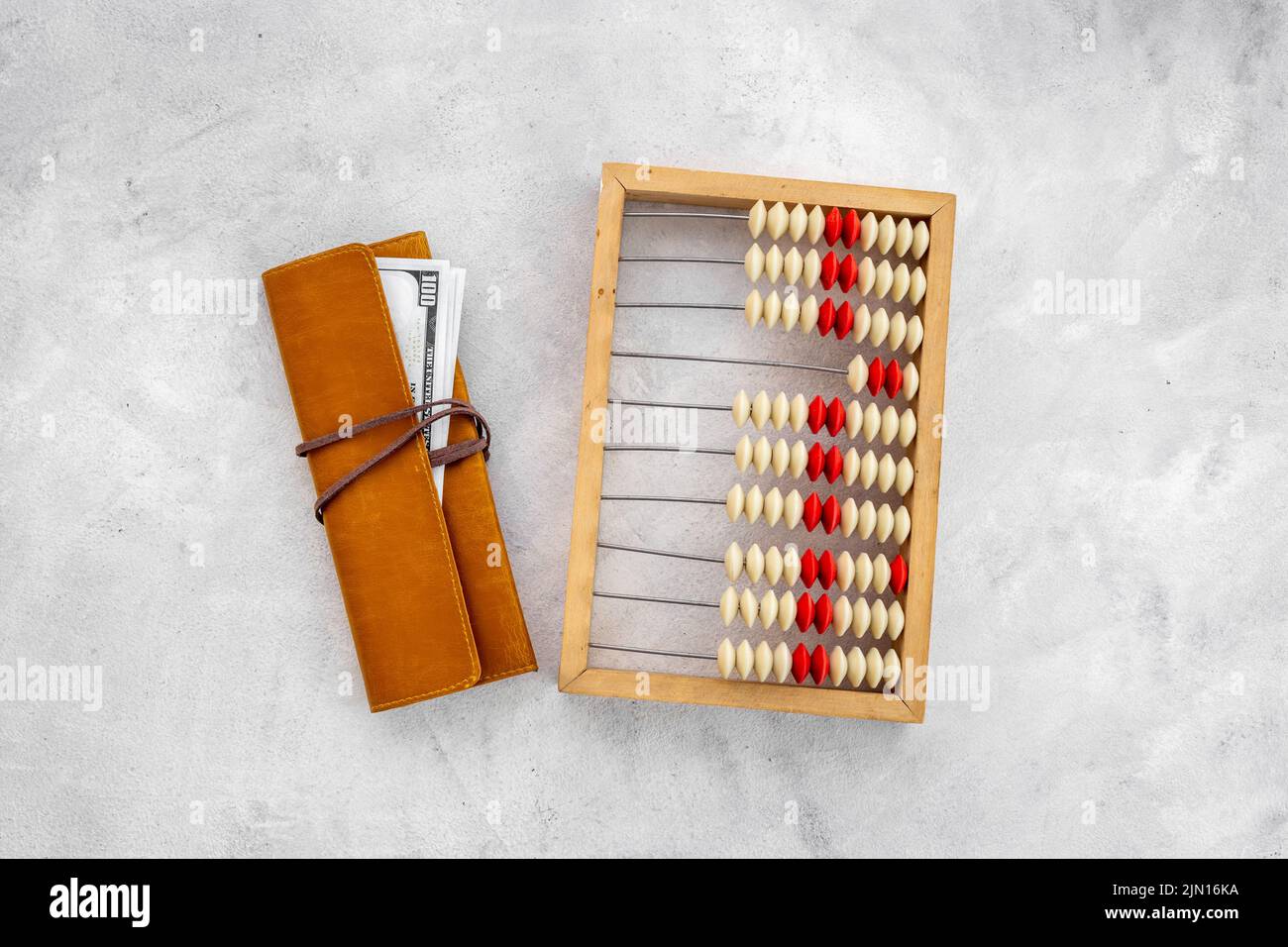 Concetto di risparmio di denaro con abacus contabile e portafoglio Foto Stock