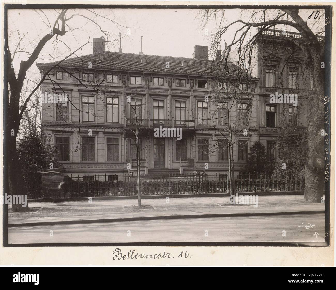 Knoblauch Eduard (1801-1865), edificio residenziale Bellevuestraße 16, Berlino-Tiergarten. (Da: Julius Kohte, Alt-Berlin, edifici di Berlino e Charlottenburg, registrati nel 1907-1914) (circa 1850): Vista. Foto su carta, 19,4 x 24,4 cm (compresi i bordi di scansione) Knoblauch Eduard (1801-1865): Wohnhaus Bellevuestraße 16, Berlin-Tiergarten. (Aus: Julius Kohte, Alt-Berlin, Bauwerke a Berlin und Charlottenburg, aufgenommen 1907-1914) Foto Stock