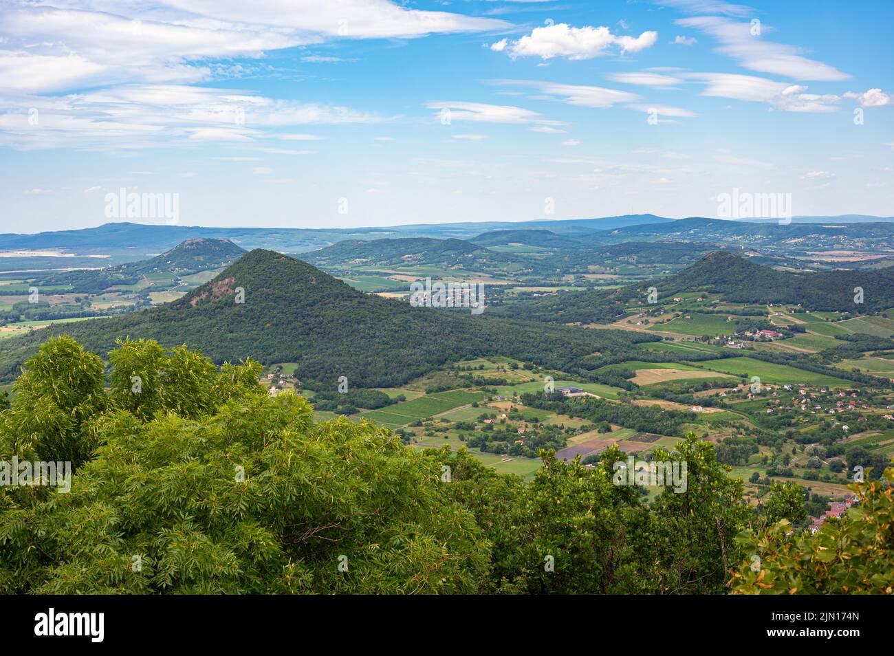 Paesaggio vulcanico sulla riva nord del lago Balaton, Ungheria. La vista è dalla cima del Monte Badacsony in direzione nord. Foto Stock