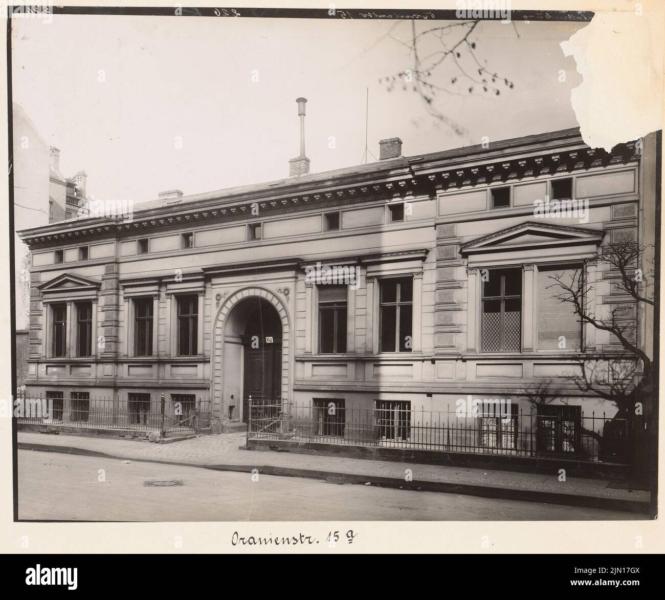 N.N., casa singola Oranienstraße 15a, Berlino-Charlottenburg. (Da: Julius Kohte, Alt-Berlin, edifici di Berlino e Charlottenburg, registrati nel 1907-1914) (circa 1860): Vista. Foto su carta, 24,9 x 29,9 cm (inclusi i bordi di scansione) N. : Einzelwohnhaus Oranienstraße 15a, Berlino-Charlottenburg. (Aus: Julius Kohte, Alt-Berlin, Bauwerke a Berlin und Charlottenburg, aufgenommen 1907-1914) Foto Stock