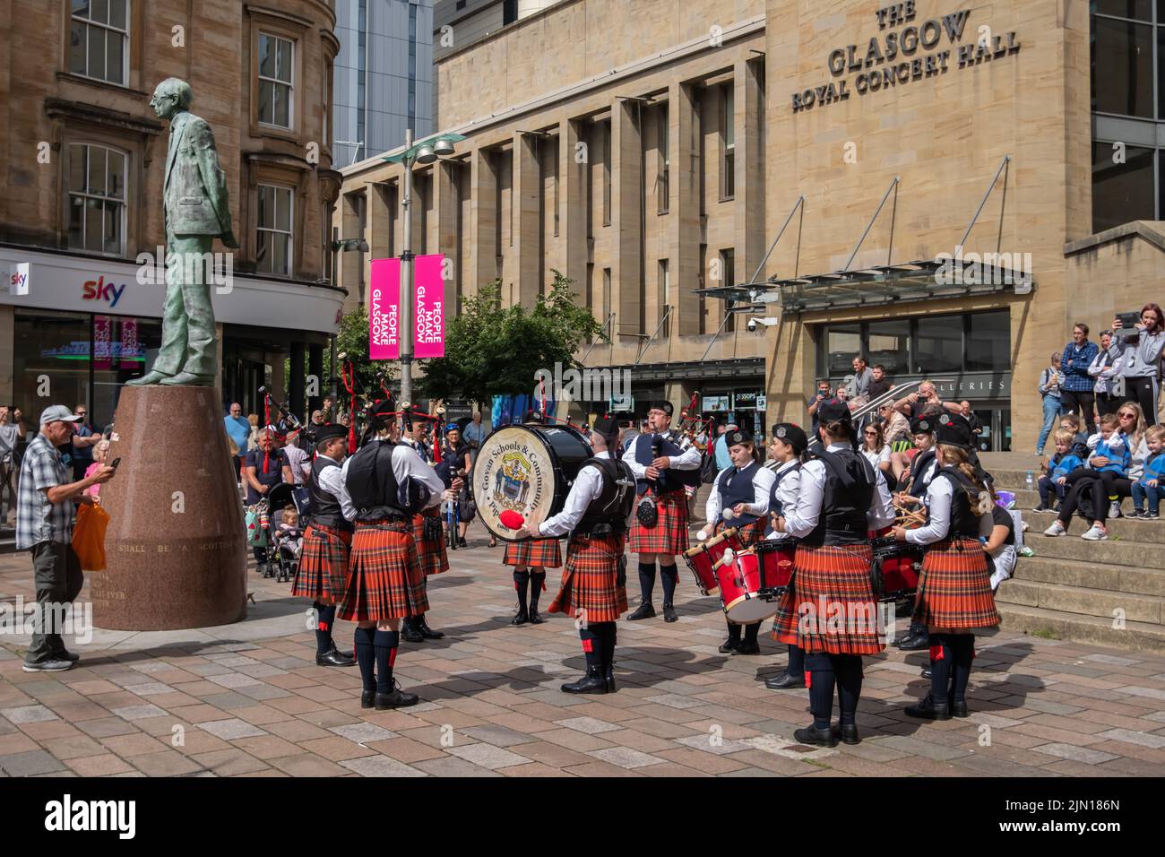 Glasgow, Scozia, Regno Unito. 8th Agosto 2022. Govan Schools & Community Pipe Band suona in Buchanan Street durante il festival Piping Live. Credit: SKULLY/Alamy Live News Foto Stock