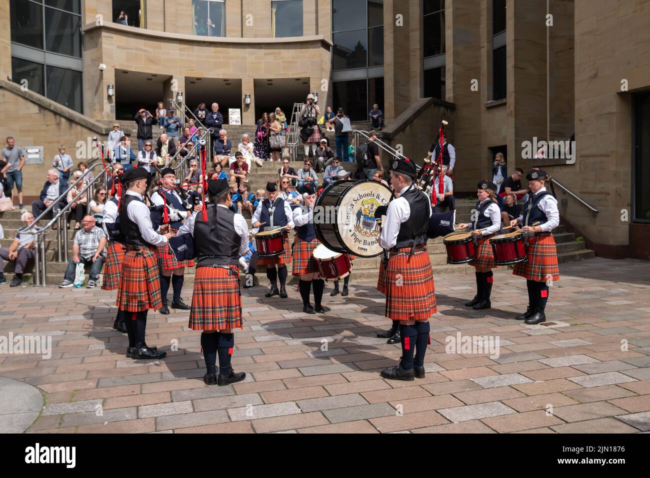 Glasgow, Scozia, Regno Unito. 8th Agosto 2022. Govan Schools & Community Pipe Band suona in Buchanan Street durante il festival Piping Live. Credit: SKULLY/Alamy Live News Foto Stock