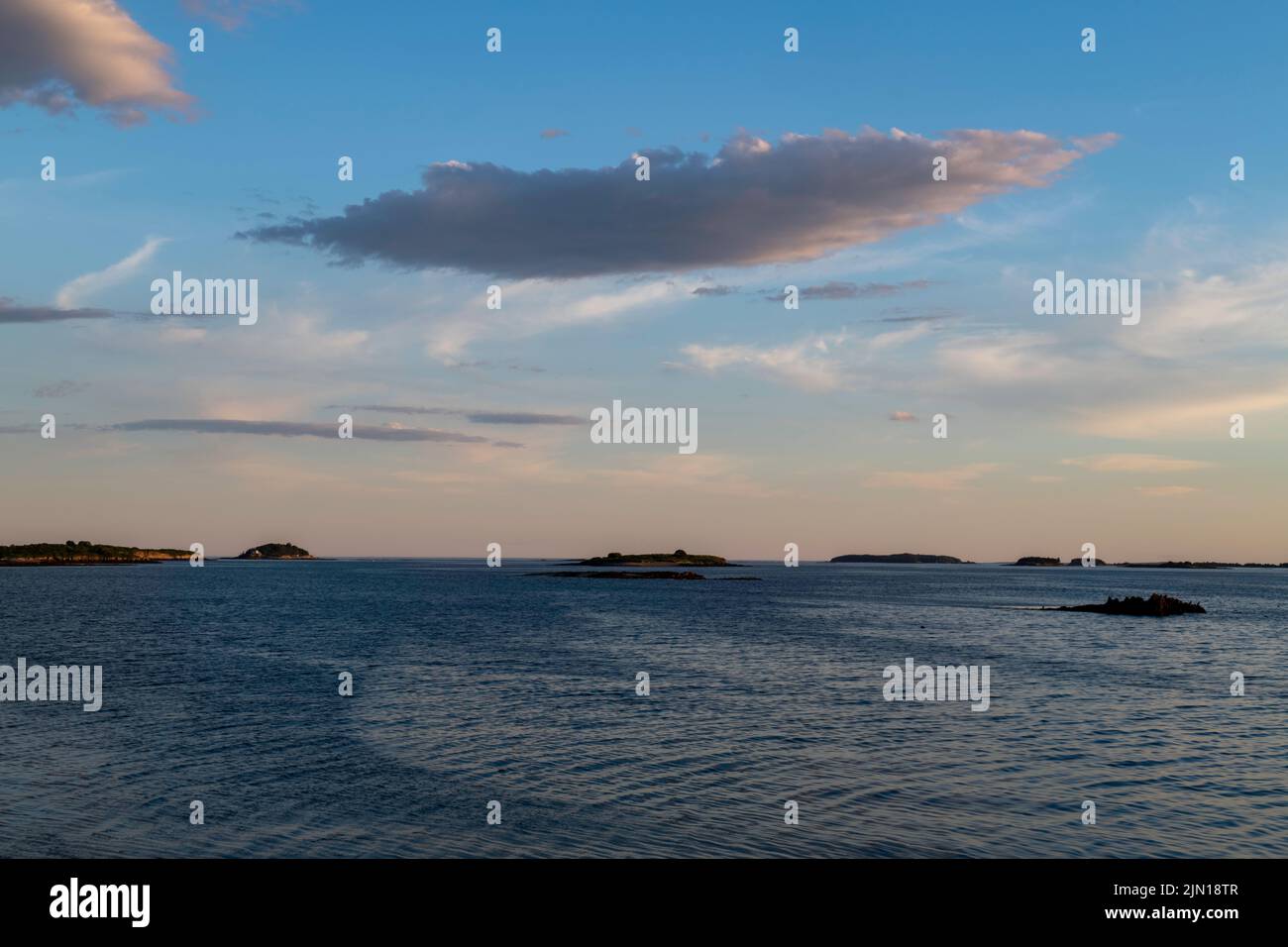 Luglio 3, 2022. Vista di piccole isole al largo di Barnes Island. Baia di casco, Maine. Foto Stock