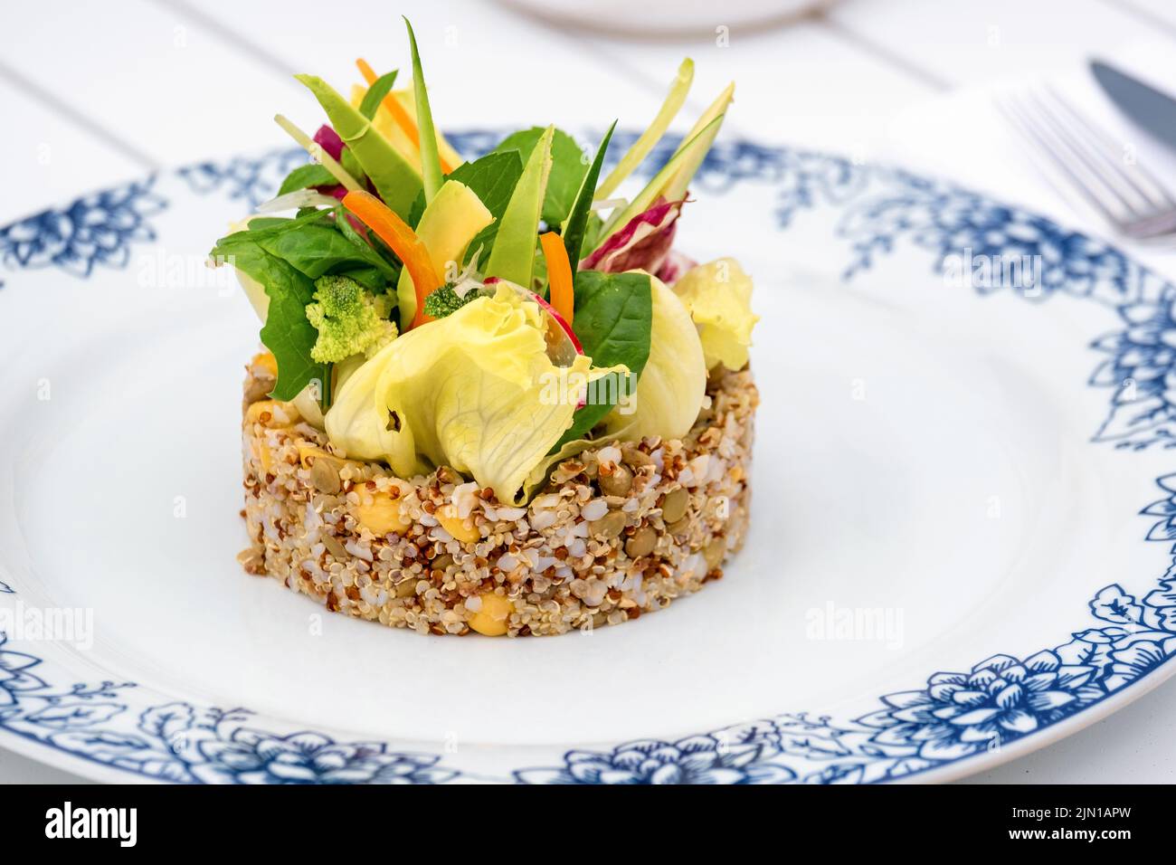Insalata di quinoa con avocado, carota, ceci e verdure fresche Foto Stock