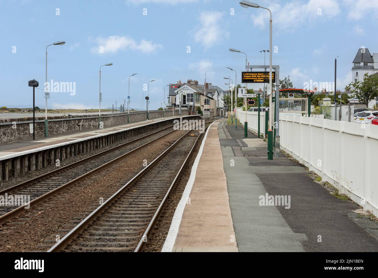 Deganwy North Wales regno unito 01 agosto 2022 Stazione ferroviaria di Deganwy e singnal box binari che portano via platforn uno Foto Stock