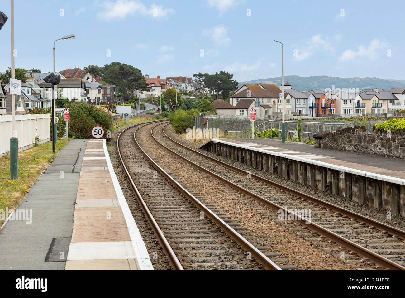 Deganwy North Wales regno unito 01 agosto 2022 binari ferroviari che portano lontano dalla stazione ferroviaria di Deganwy 50 miglia all'ora limite di velocità Foto Stock
