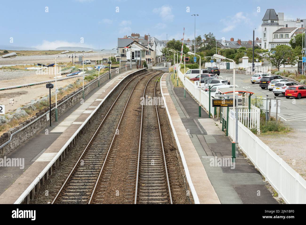 Deganwy North Wales regno unito 01 agosto 2022 dal ponte passeggeri Deganwy stazione ferroviaria e singnal box binari che portano via platforn uno Foto Stock