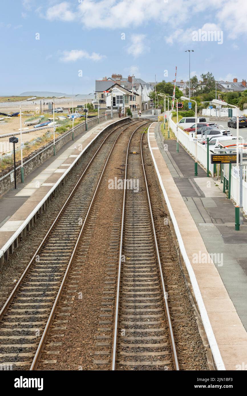 Deganwy North Wales regno unito 01 agosto 2022 dal ponte passeggeri Deganwy stazione ferroviaria e singnal box binari che portano via platforn uno Foto Stock