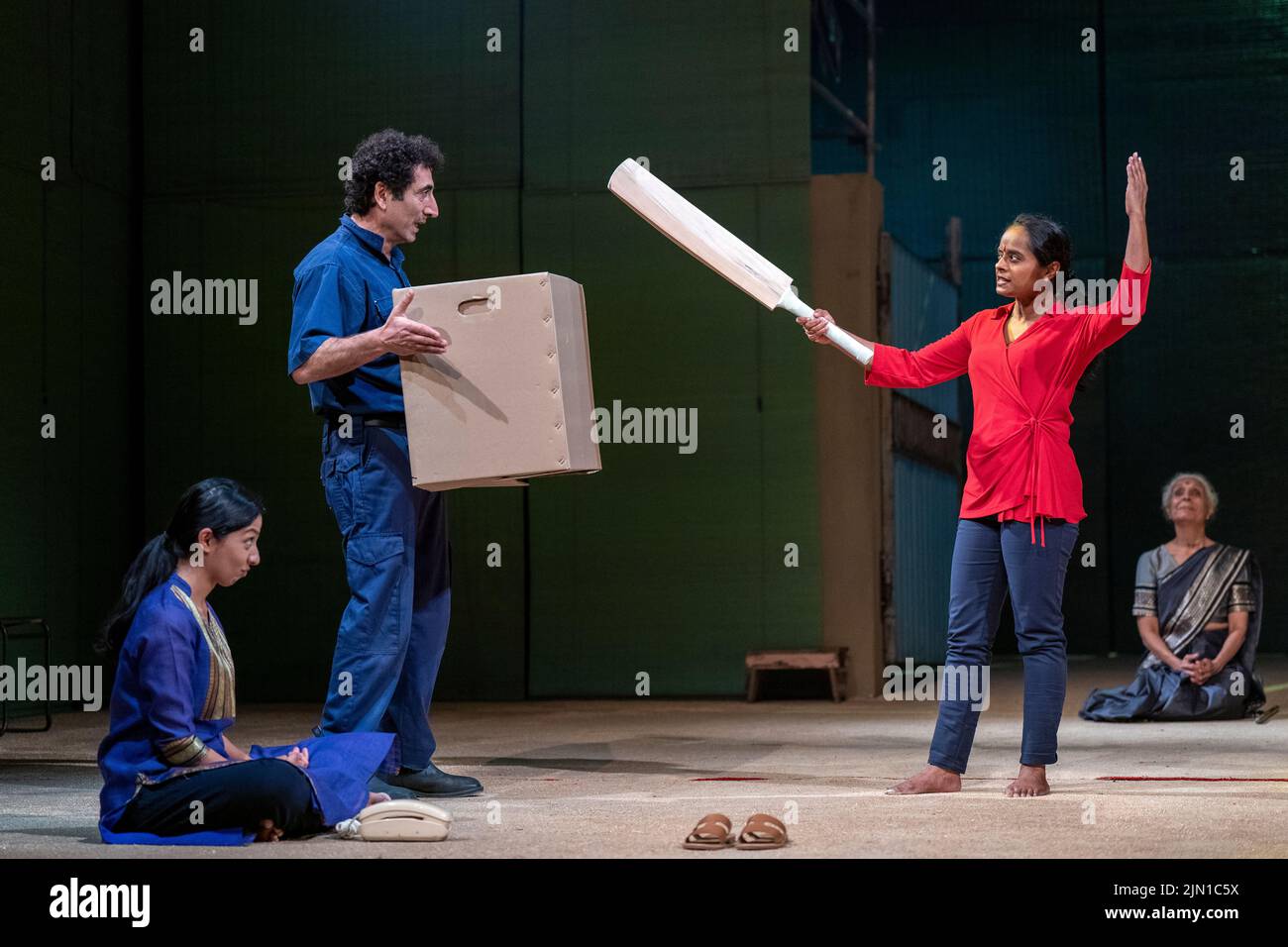 Il cast di conteggio e cracking sul palco durante una prova di abbigliamento al Lyceum Theatre di Edimburgo, in vista del loro show del Festival Internazionale di Edimburgo del 2022. Data foto: Lunedì 8 agosto 2022. Foto Stock