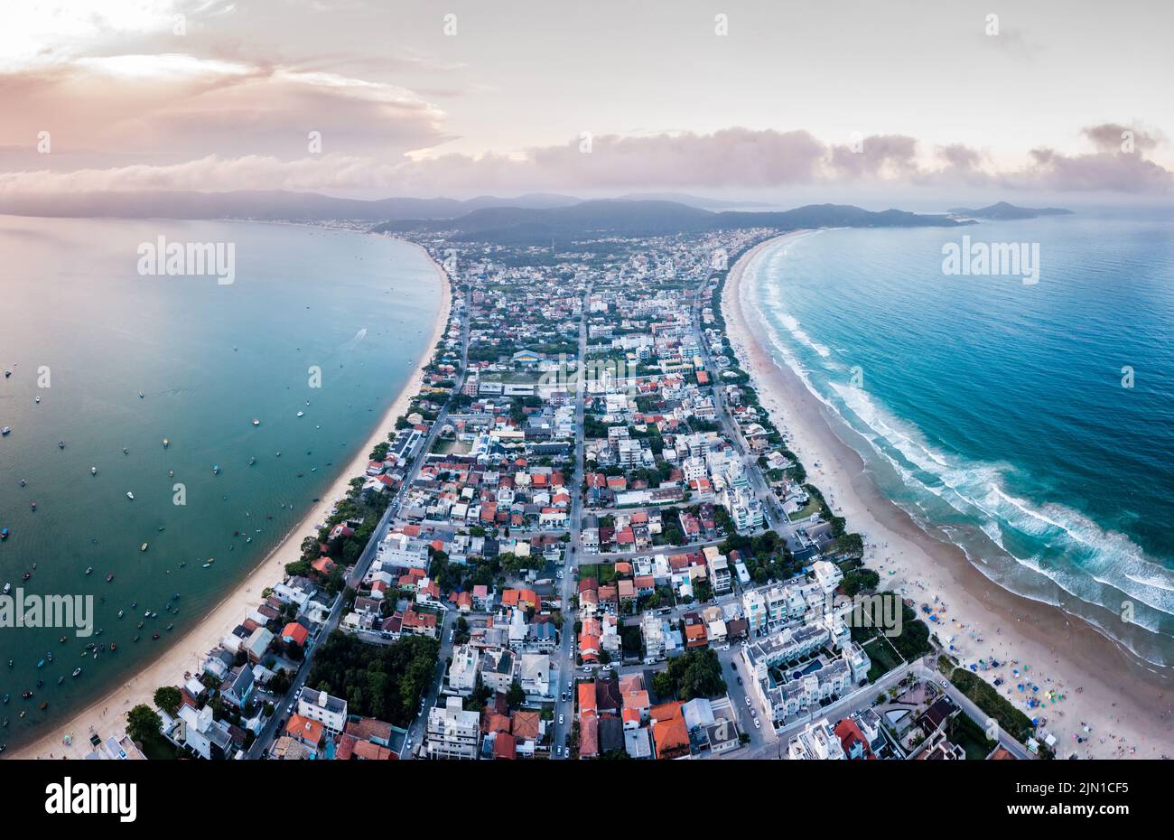 Vista aerea delle spiagge di canto grande e Mariscal a Bombinhas, Brasile Foto Stock