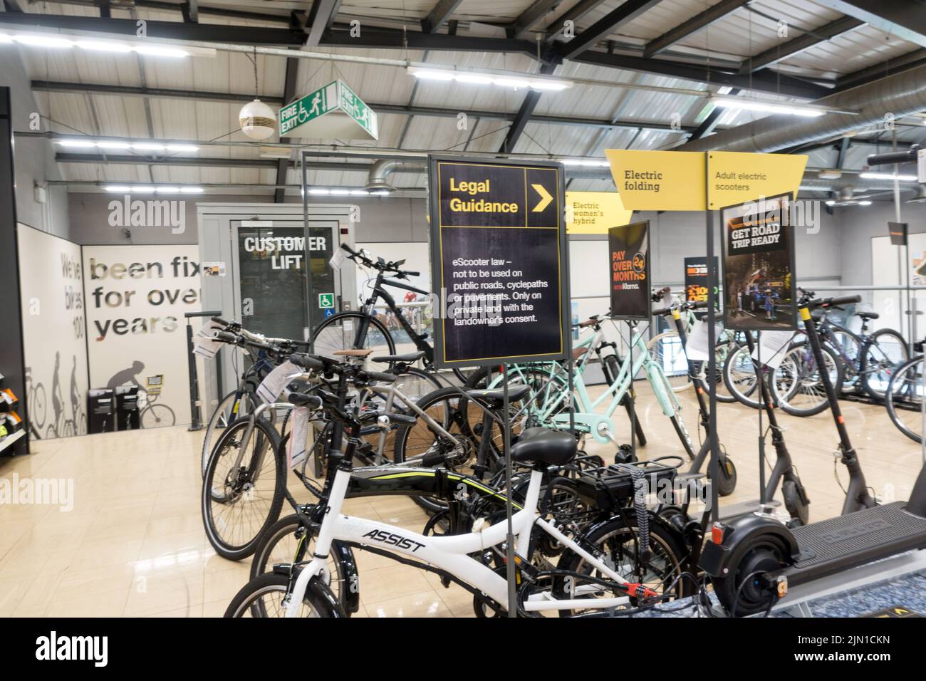 Informazioni legali scooter elettrico in mostra nel negozio halfords Foto Stock Informazioni legali scooter elettrico in mostra nel negozio halfords Foto Stock