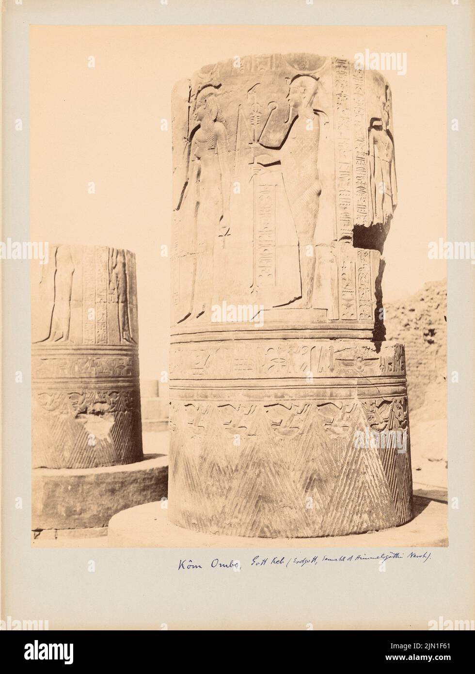 Fotografo sconosciuto, Tempio di Kom Ombo (senza DAT.): Säul sezione con Dio (Dio della terra). Foto su cartone, 31,9 x 24 cm (inclusi i bordi di scansione) senza bordi. Fotografie : Tempel von Kom Ombo Foto Stock