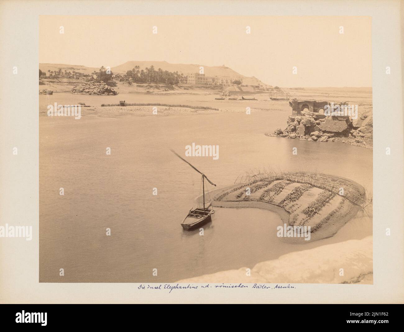 Fotografo sconosciuto, isola di Elefantina e le terme romane di Asuan (senza data): Vista sul Nilo. Foto su cartone, 23,8 x 31,5 cm (inclusi i bordi di scansione) senza bordi. Fotografie : Insel Elefantine und die römischen Bäder, Assuan Foto Stock