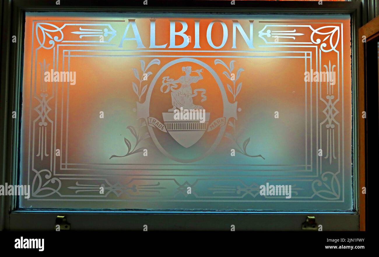 Interno dell'Albion Inn, finestra incisa, Volunteer St / Park St, Chester, Cheshire, Inghilterra, Regno Unito, CH1 1RN Foto Stock