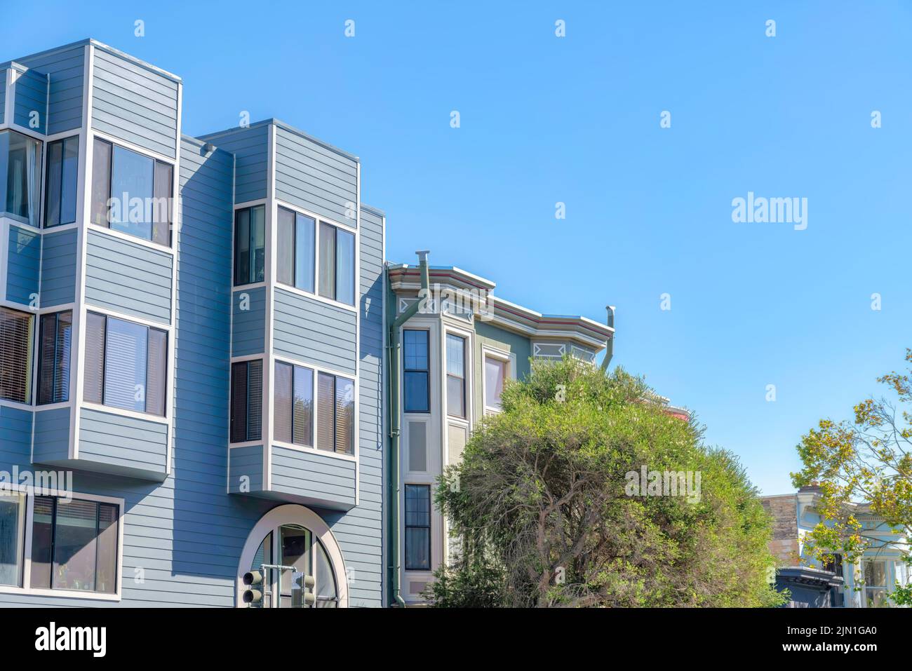 Due edifici di appartamenti a San Francisco, California. C'è un edificio di appartamenti sulla sinistra con lap di legno blu chiaro accanto all'appartamento Foto Stock