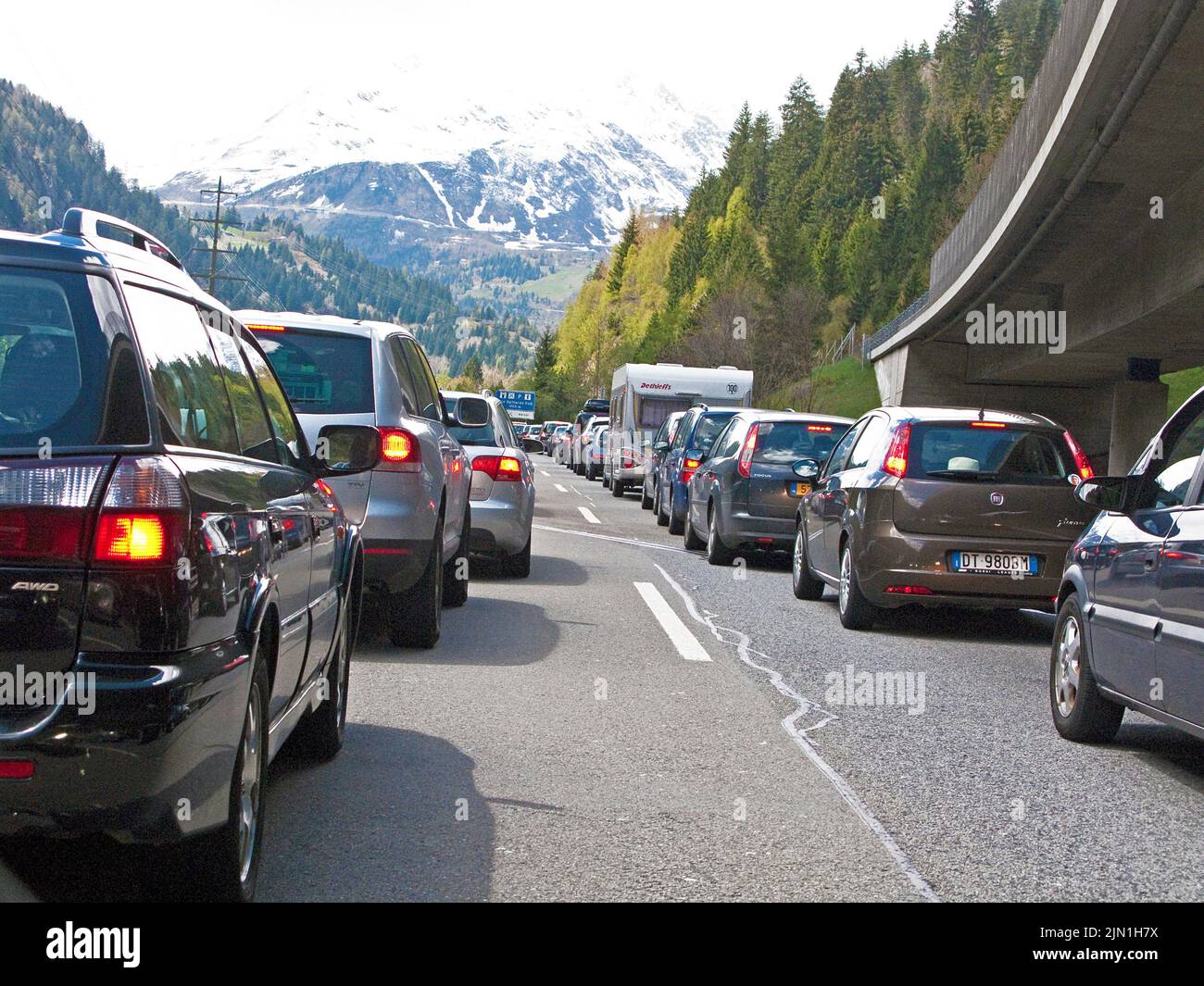 Linea di automobili, ingorghi sulla strada a San Gottardo tunnel, Svizzera, Europa Foto Stock