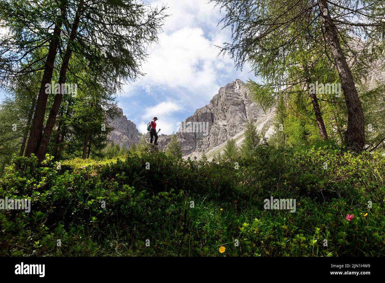 Donna escursionista su un sentiero per Karlsbader Hütte e il lago Laserzsee nelle Dolomiti di Lienz, Tirolo orientale, Austria Foto Stock