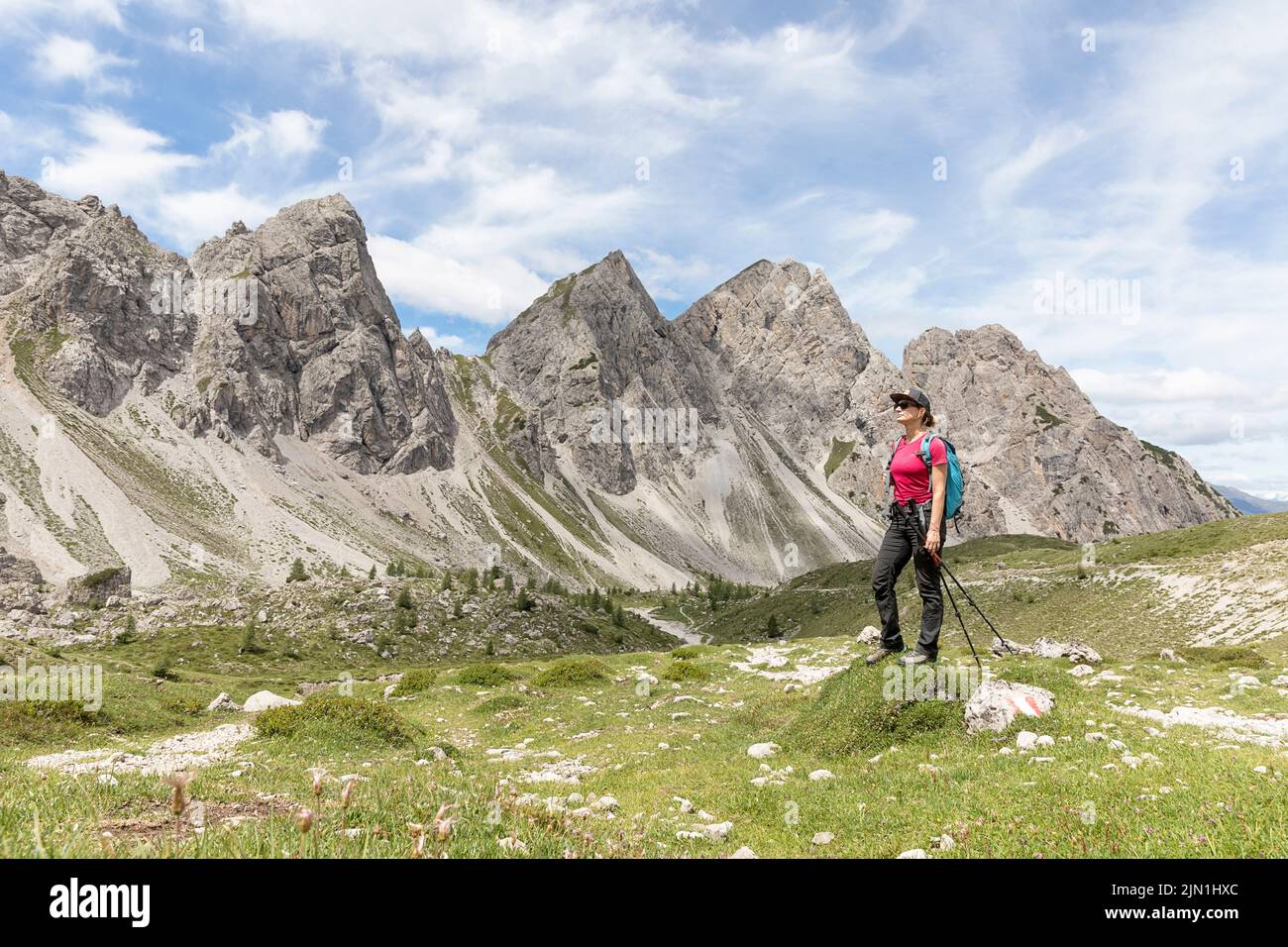 Donna escursionista su un sentiero per Karlsbader Hütte e il lago Laserzsee nelle Dolomiti di Lienz, Tirolo orientale, Austria Foto Stock