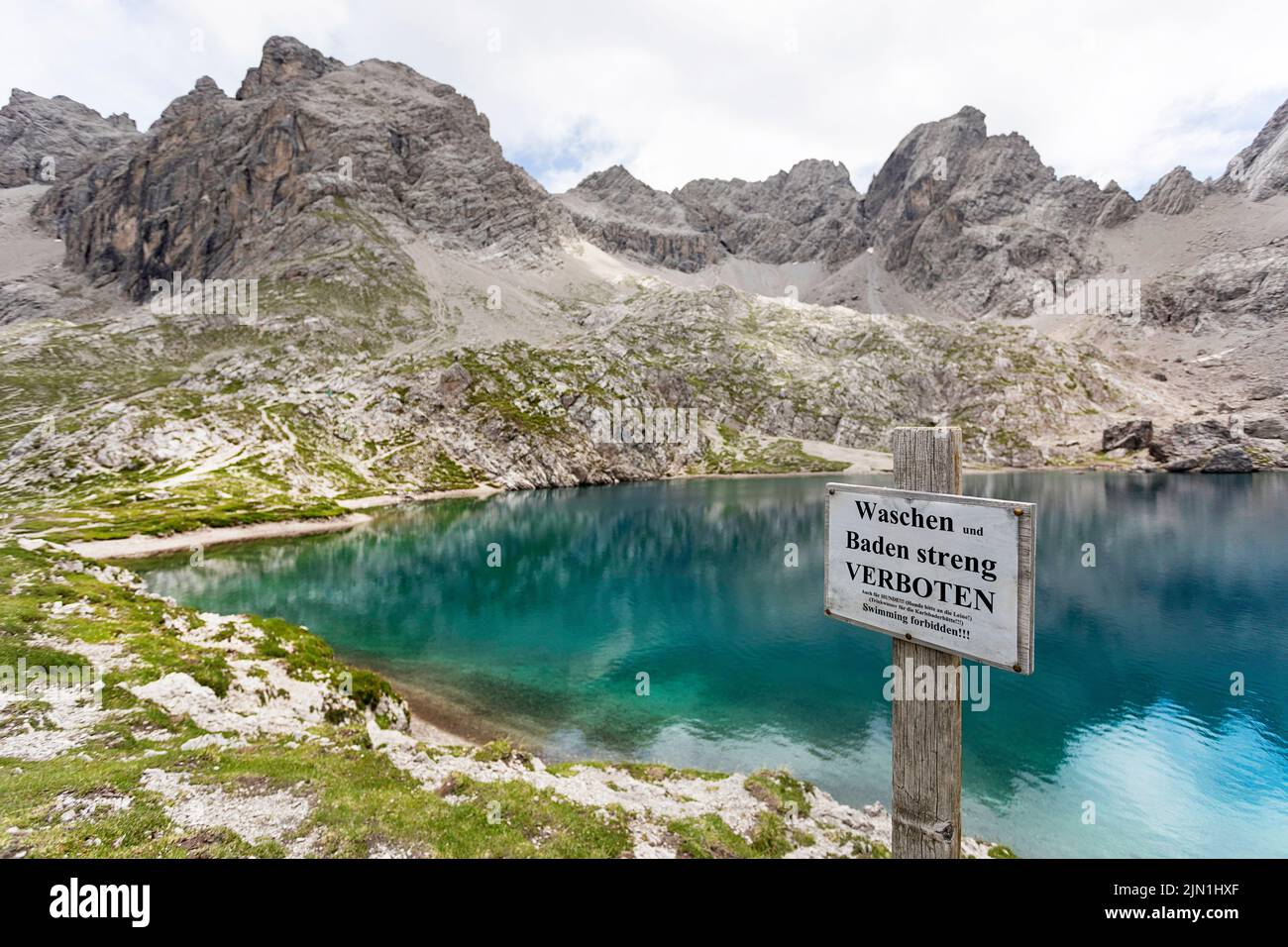 Nessun cartello di avvertimento per il nuoto presso l'incontaminato lago alpino Laserzsee, sopra la città di Lienz, nelle Dolomiti di Lienz, Tirolo Orientale, Austria, Europa Foto Stock